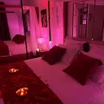 Romantique Lmf Intérieur Piscine Privés Jardin Et Lit King Size