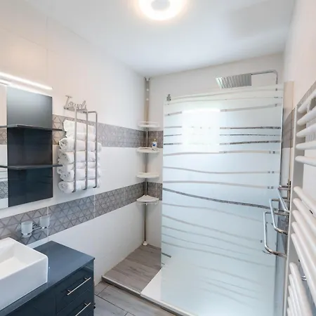 Villa Romantique La Maison De Flora Intérieur, Jardin Et Lit King Size Rousson (Gard)