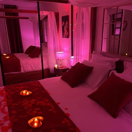 Romantique Lmf Interieur Piscine Prives Jardin Et Lit King Size Villa